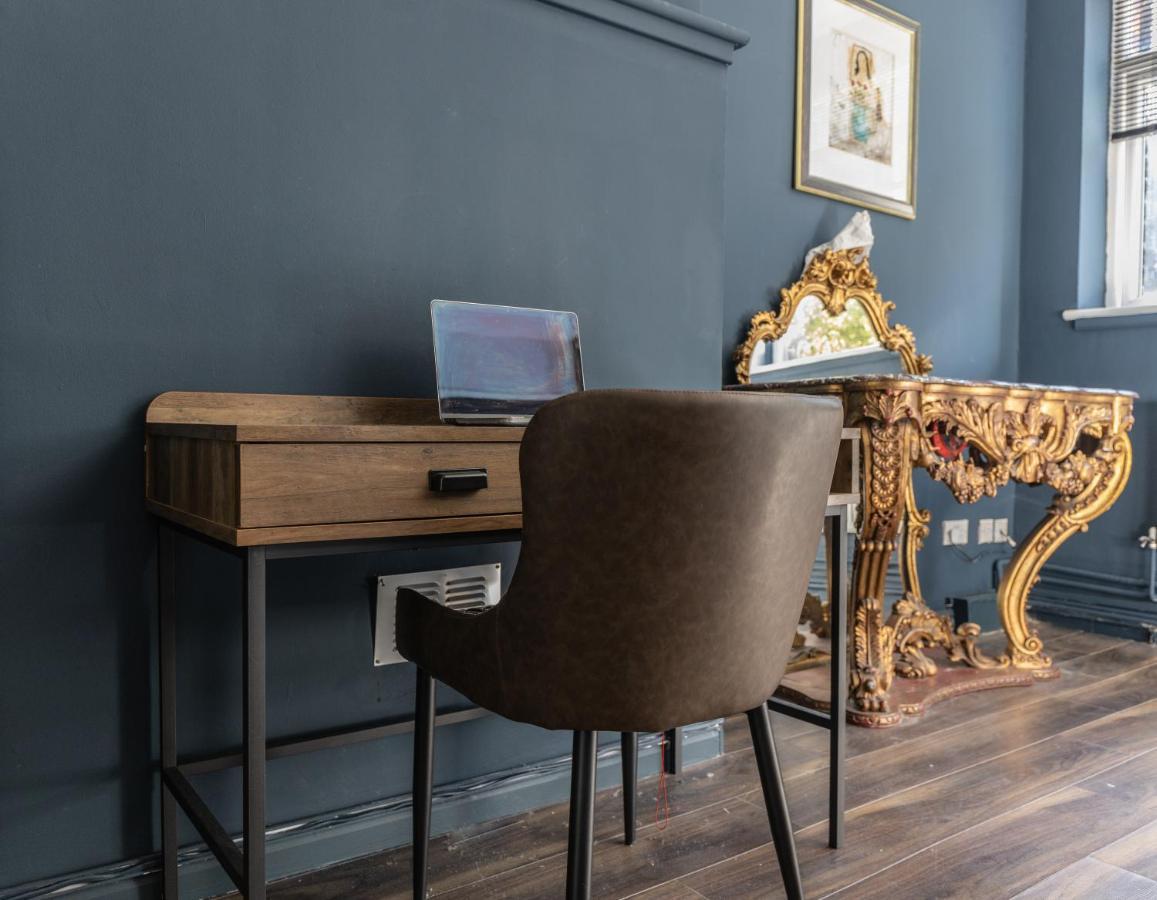 Boutique Family Apartment In Celebrity Village. Barnt Green Kültér fotó